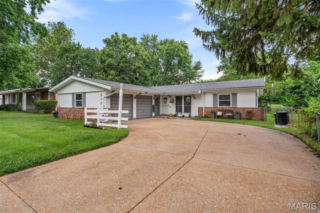 573 Coach Light Lane, Hazelwood, MO 63042