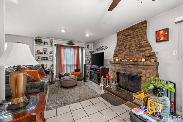 573 Coach Light Lane, Hazelwood, MO 63042