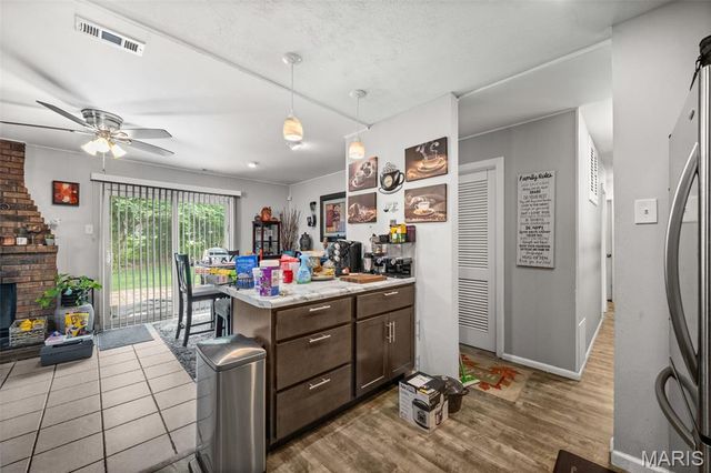 573 Coach Light Lane, Hazelwood, MO 63042