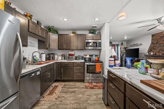 573 Coach Light Lane, Hazelwood, MO 63042