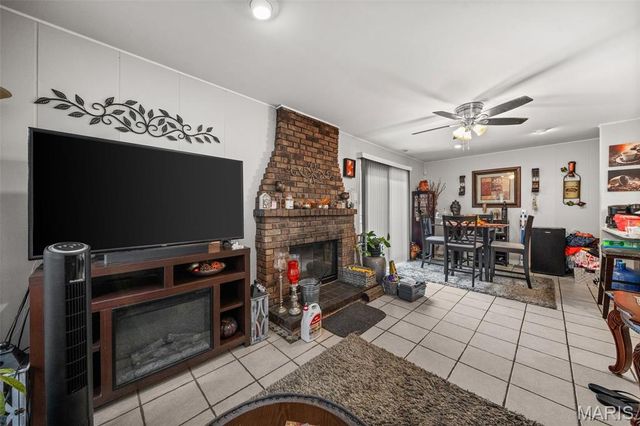 573 Coach Light Lane, Hazelwood, MO 63042