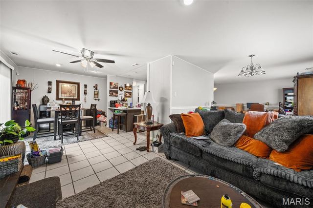 573 Coach Light Lane, Hazelwood, MO 63042