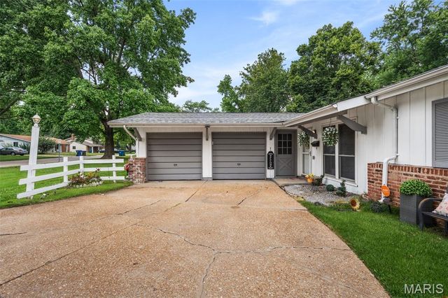 573 Coach Light Lane, Hazelwood, MO 63042