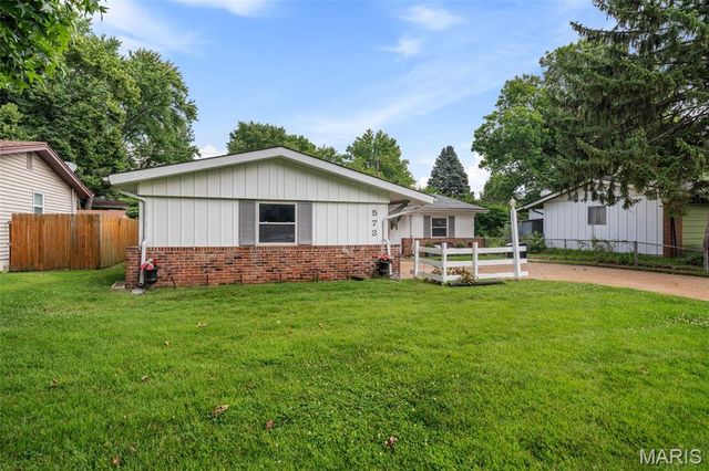 573 Coach Light Lane, Hazelwood, MO 63042