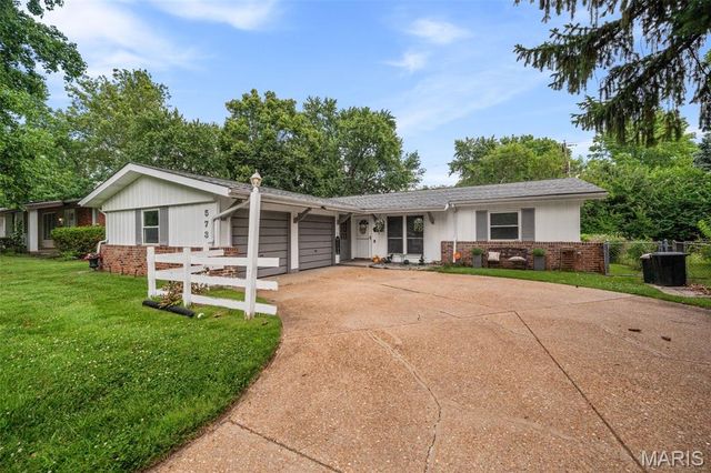 573 Coach Light Lane, Hazelwood, MO 63042