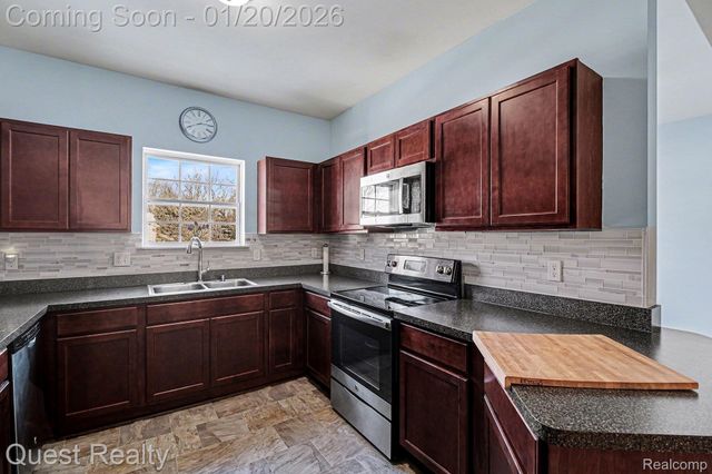 25998 Maritime Circle S, Harrison Charter Township, MI 48045