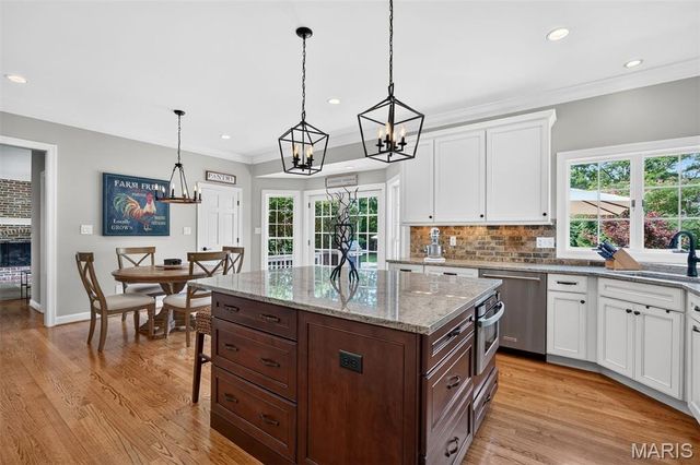 12825 Brighton Woods Drive, Town And Country, MO 63131