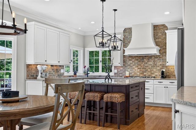 12825 Brighton Woods Drive, Town And Country, MO 63131