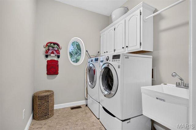12825 Brighton Woods Drive, Town And Country, MO 63131