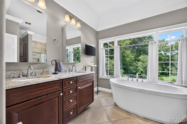 12825 Brighton Woods Drive, Town And Country, MO 63131