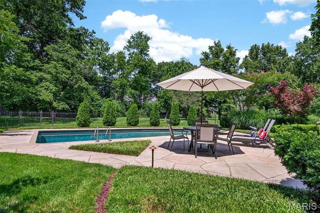 12825 Brighton Woods Drive, Town And Country, MO 63131