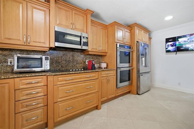 713 Diplomat Pkwy, Hallandale Beach, FL 33009