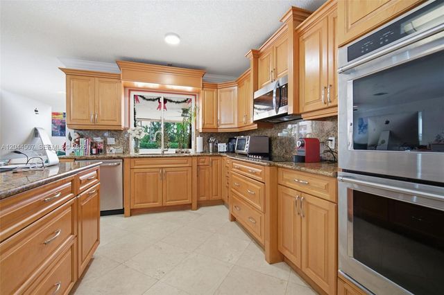713 Diplomat Pkwy, Hallandale Beach, FL 33009