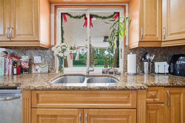713 Diplomat Pkwy, Hallandale Beach, FL 33009