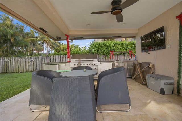 713 Diplomat Pkwy, Hallandale Beach, FL 33009