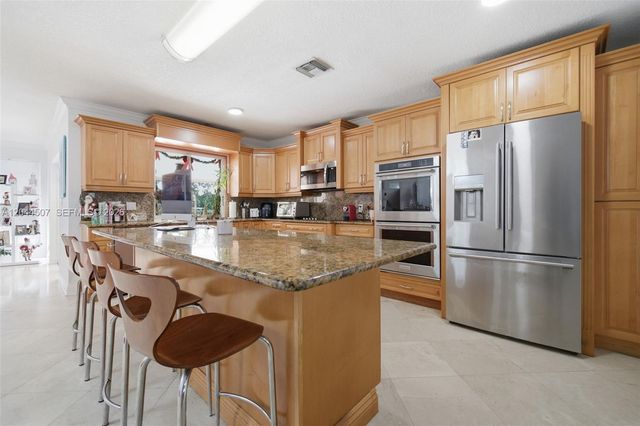 713 Diplomat Pkwy, Hallandale Beach, FL 33009