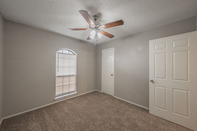 724 Ashbrook Drive, Desoto, TX 75115