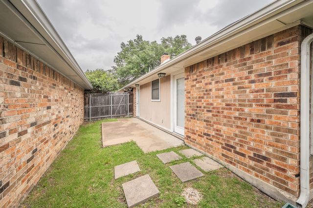724 Ashbrook Drive, Desoto, TX 75115