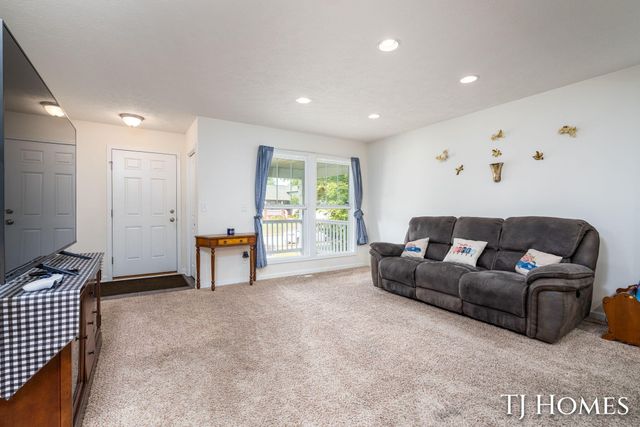 815 Ashlee Drive, Norton Shores, MI 49441