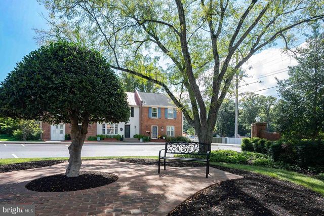 8261 TAUNTON PL, Springfield, VA 22152