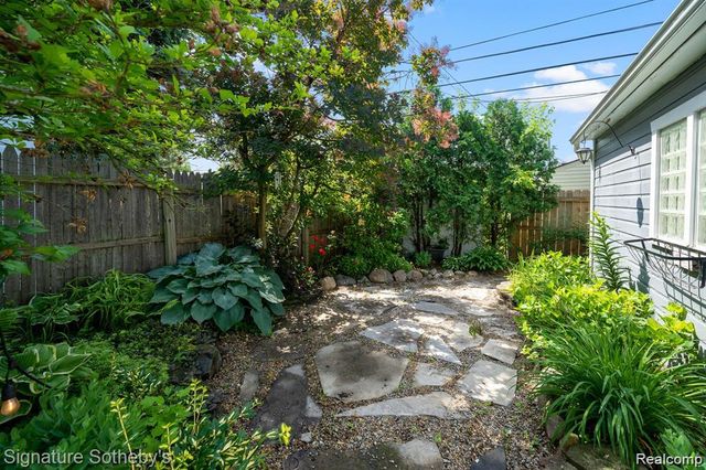 2420 Harwood Avenue, Royal Oak, MI 48067