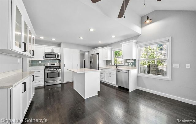 2420 Harwood Avenue, Royal Oak, MI 48067