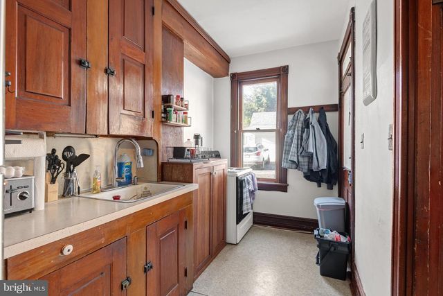 17 W COTTAGE AVE, Millersville, PA 17551