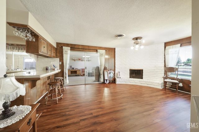 6009 Desert Hills Avenue, Bakersfield, CA 93309