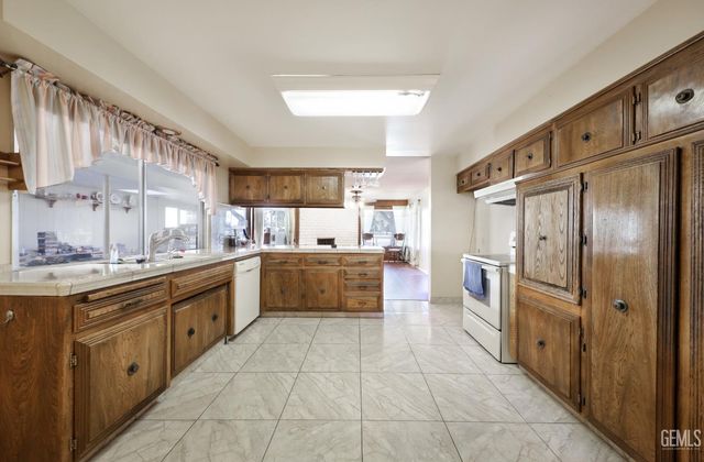 6009 Desert Hills Avenue, Bakersfield, CA 93309