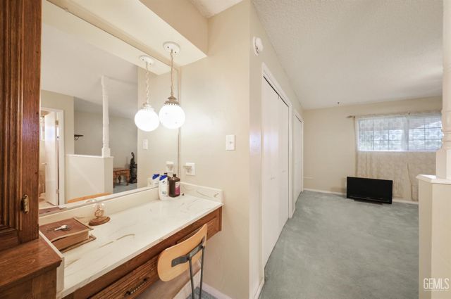 6009 Desert Hills Avenue, Bakersfield, CA 93309