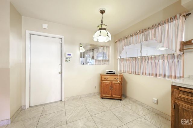 6009 Desert Hills Avenue, Bakersfield, CA 93309