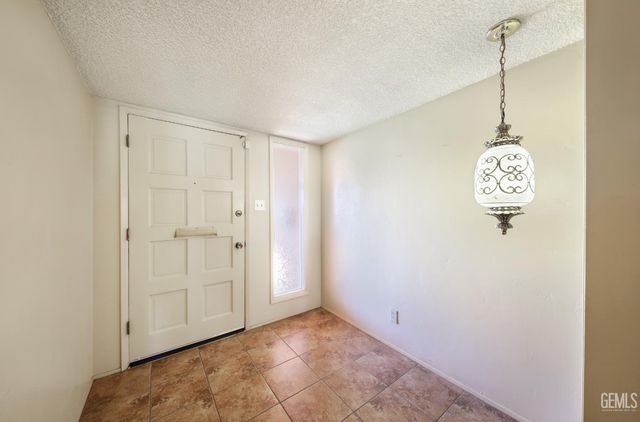 6009 Desert Hills Avenue, Bakersfield, CA 93309