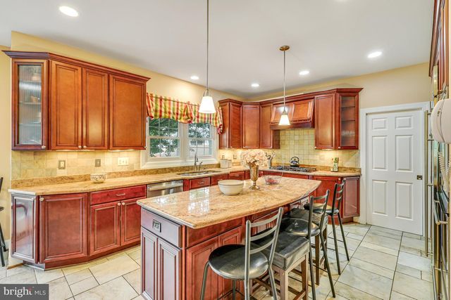 1104 SAFA ST, Herndon, VA 20170