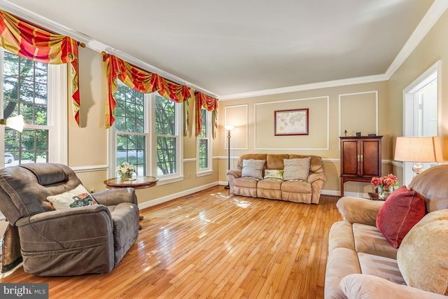 1104 SAFA ST, Herndon, VA 20170