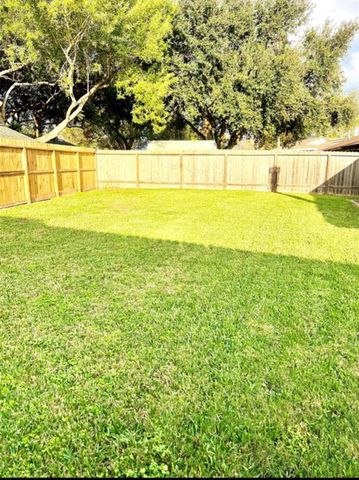 2826 Pickett Dr, League City, TX 77573