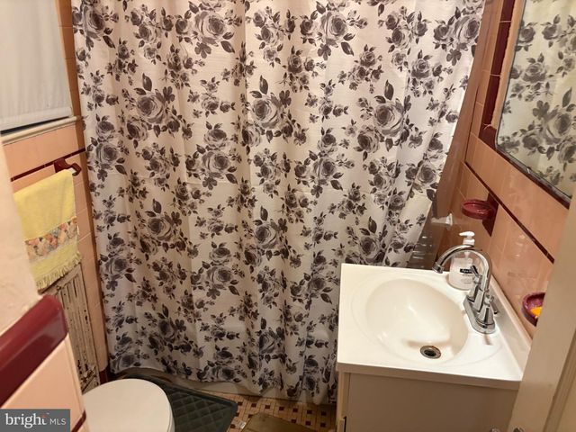 105 W KNOWLES AVENUE AVE, Glenolden, PA 19036