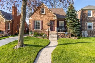 1840 Hampton Road, Grosse Pointe Woods City, MI 48236