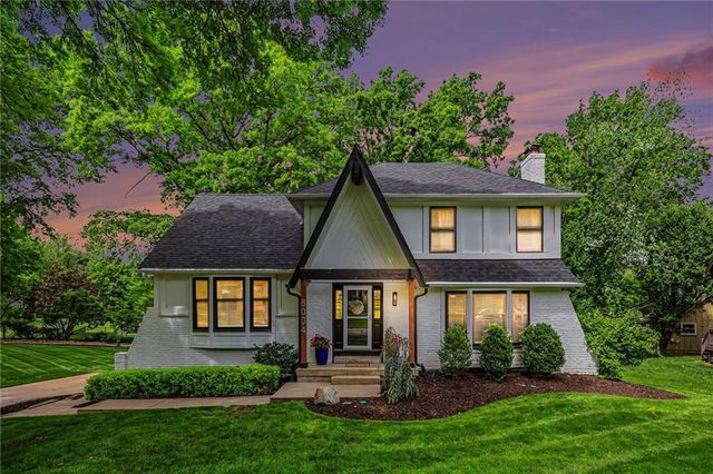 8004 WESTGATE Drive, Lenexa, KS 66215