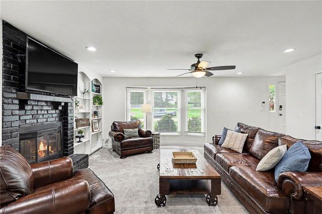 8004 WESTGATE Drive, Lenexa, KS 66215