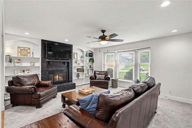 8004 WESTGATE Drive, Lenexa, KS 66215