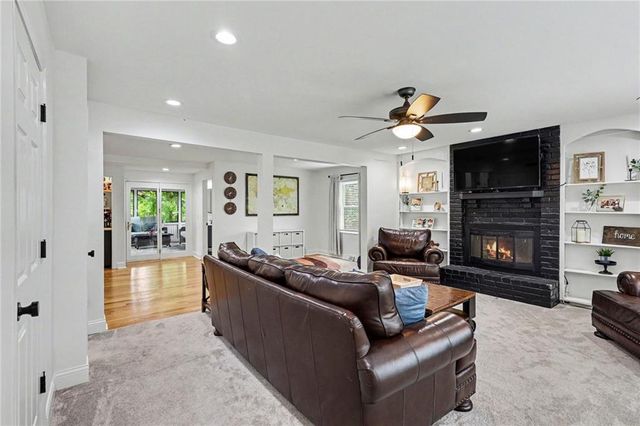 8004 WESTGATE Drive, Lenexa, KS 66215