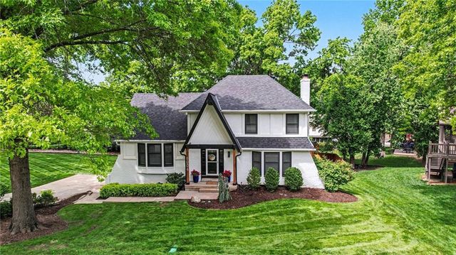 8004 WESTGATE Drive, Lenexa, KS 66215