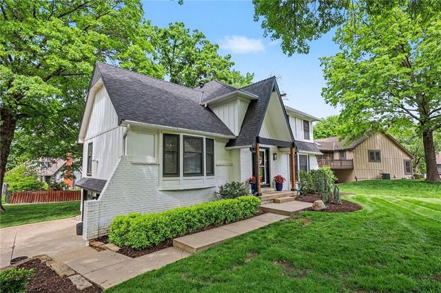 8004 WESTGATE Drive, Lenexa, KS 66215