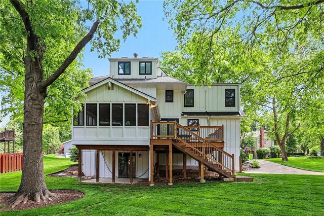 8004 WESTGATE Drive, Lenexa, KS 66215
