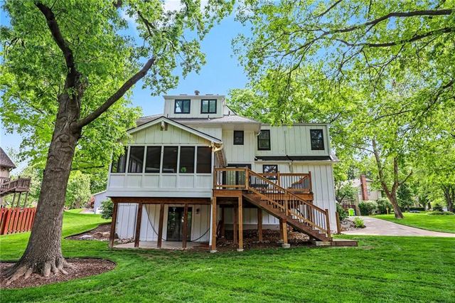 8004 WESTGATE Drive, Lenexa, KS 66215
