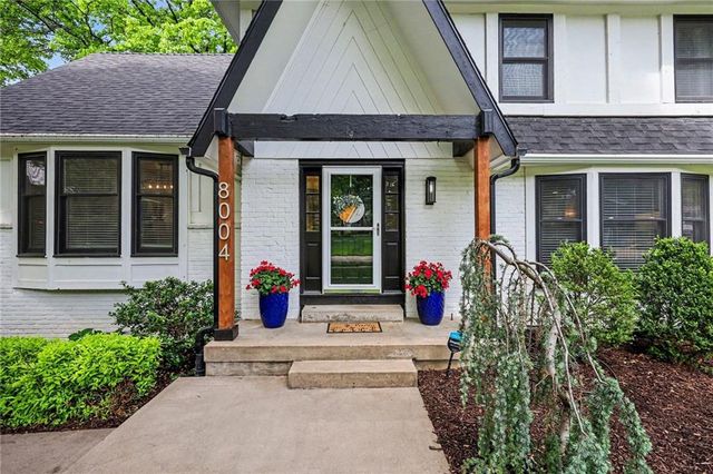 8004 WESTGATE Drive, Lenexa, KS 66215