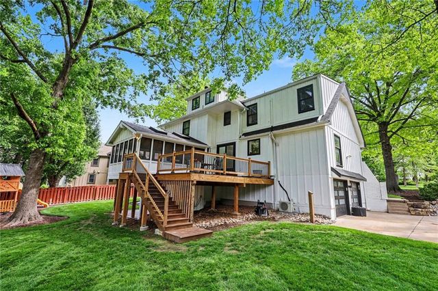 8004 WESTGATE Drive, Lenexa, KS 66215