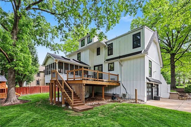 8004 WESTGATE Drive, Lenexa, KS 66215