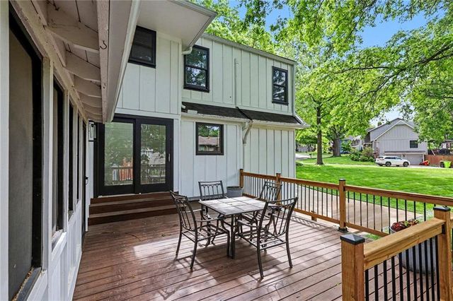 8004 WESTGATE Drive, Lenexa, KS 66215