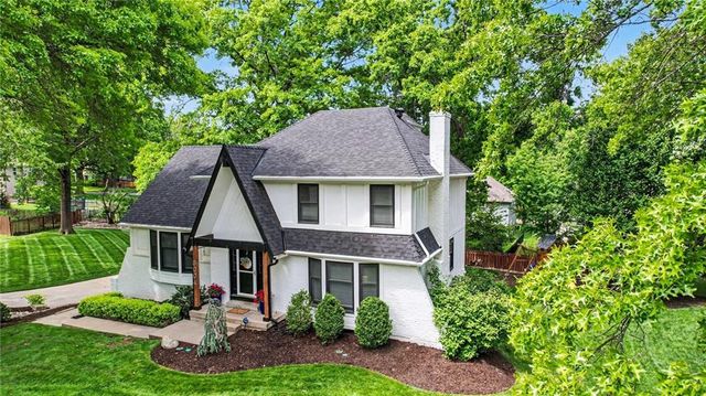 8004 WESTGATE Drive, Lenexa, KS 66215
